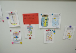 Na zdjęciu widać prace plastyczne wykonane przez dzieci, przedstawiające magiczne przetwory.